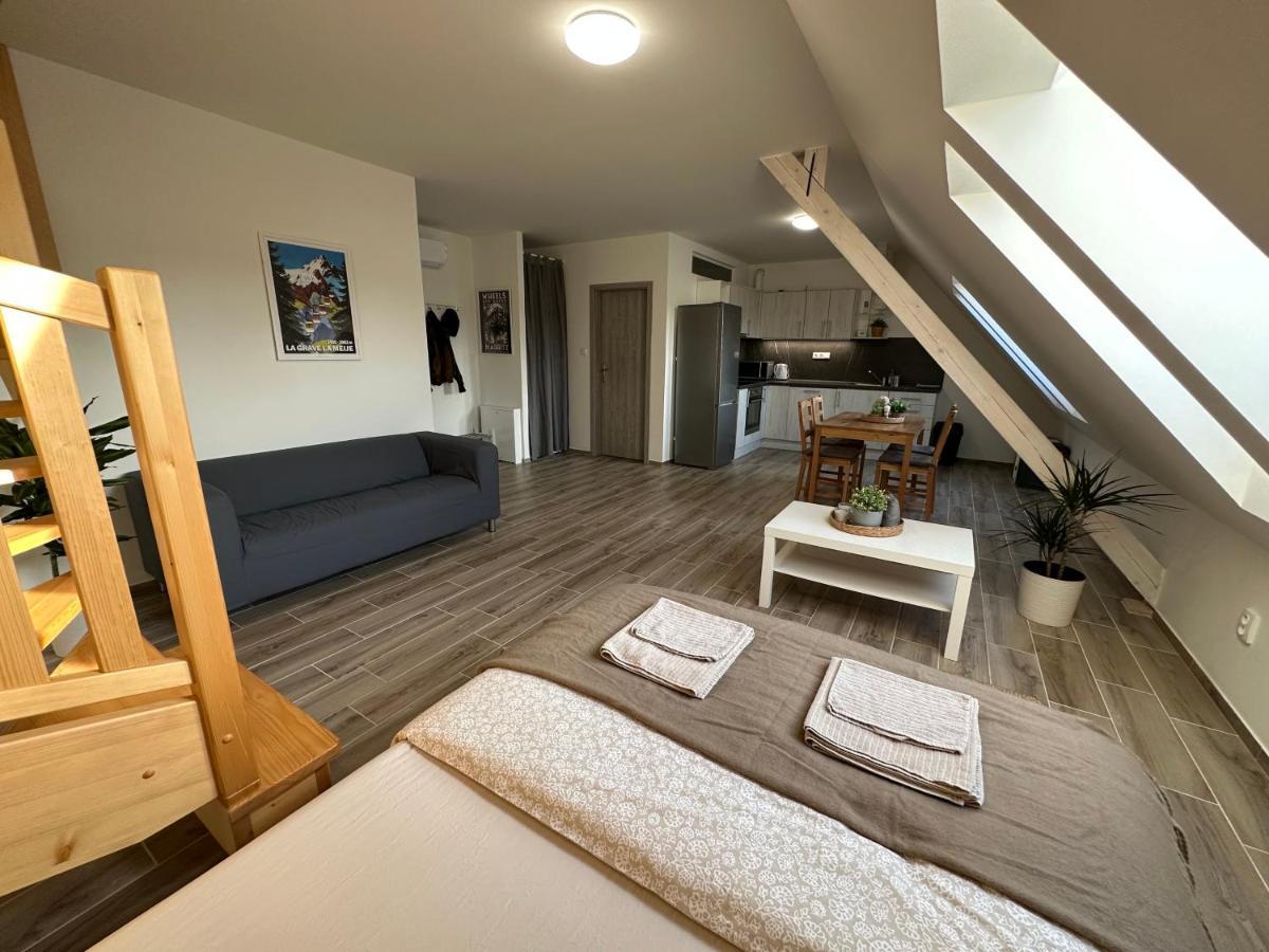 Apartmany Monastery Suites Zirec Dvůr Králové nad Labem Kültér fotó